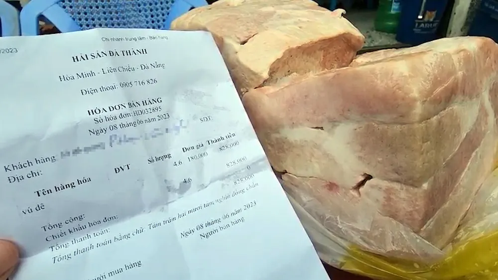 Kho hàng Hải sản Đà Thành cân, giao hàng cho khách.