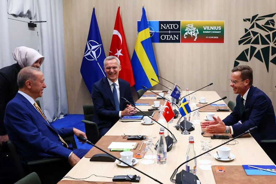 Tổng Thư ký NATO Jens Stoltenberg (giữa), Tổng thống Thổ Nhĩ Kỳ Tayyip Erdogan (trái) và Thủ tướng Thụy Điển Ulf Kristersson họp vào tối 10-7, trước thềm Hội nghị thượng đỉnh NATO. Ảnh: REUTERS