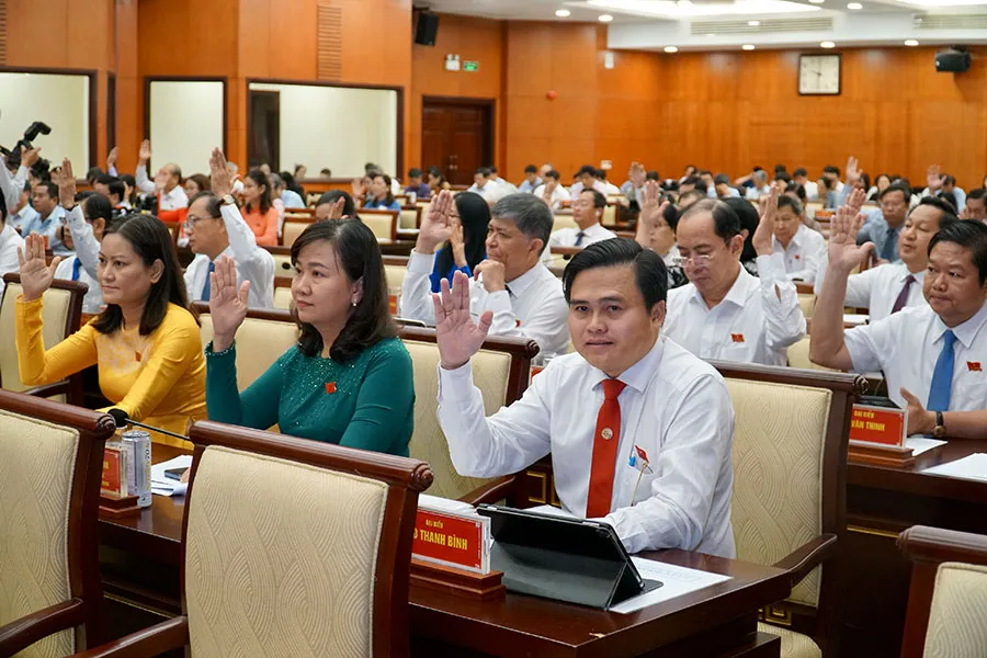 Các đại biểu biểu quyết thông qua các nghị quyết tại kỳ họp. Ảnh: BẢO PHƯƠNG Các đại biểu biểu quyết thông qua các nghị quyết tại kỳ họp. Ảnh: BẢO PHƯƠNG