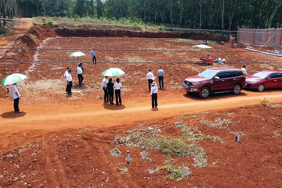 Nhà đầu tư đi xa để săn đất nền vùng ven ở thời điểm thị trường còn sôi động. Ảnh minh họa: Q.HUY