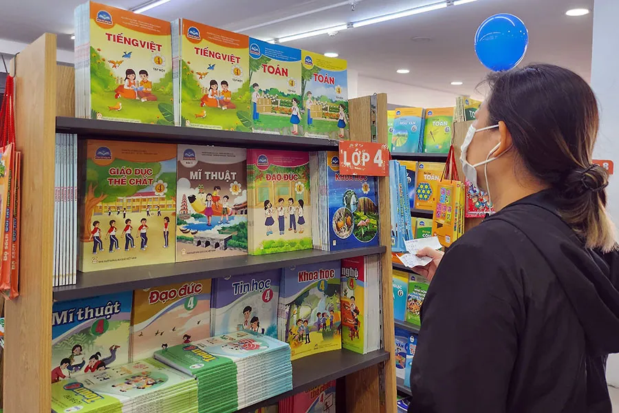Hiện nay, sách giáo khoa đã sẵn sàng để phục vụ năm học mới 2023 - 2024. Ảnh: PLO