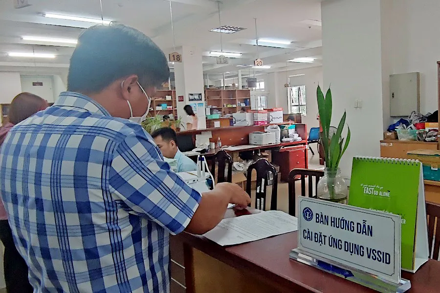 Người dân đến cơ quan BHXH TP.HCM thực hiện các thủ tục hành chính. Ảnh: NGUYỄN HIỀN Người dân đến cơ quan BHXH TP.HCM thực hiện các thủ tục hành chính. Ảnh: NGUYỄN HIỀN