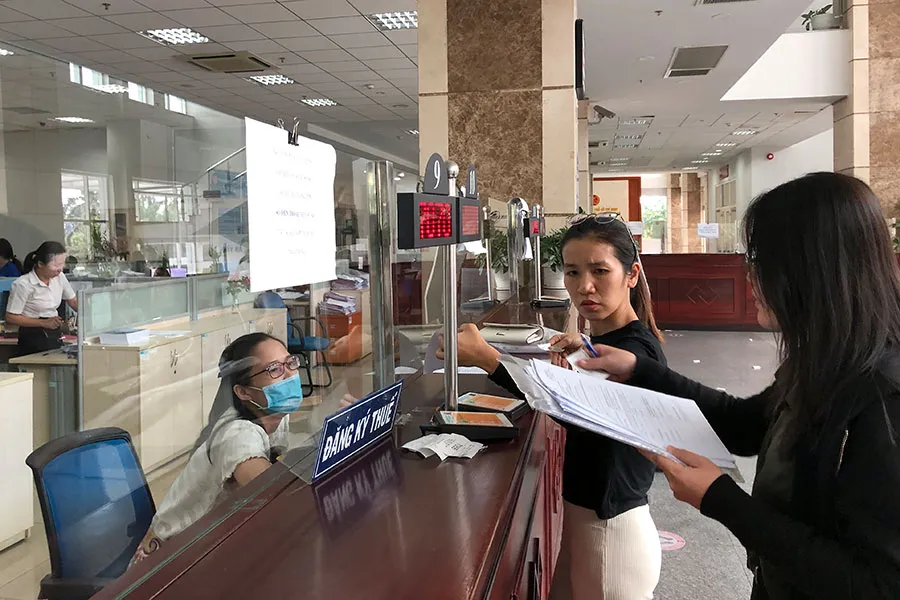 Nhiều người dân lo lắng việc tăng lương đồng nghĩa với việc nộp thuế thu nhập cá nhân cao hơn. Ảnh: Q.HUY