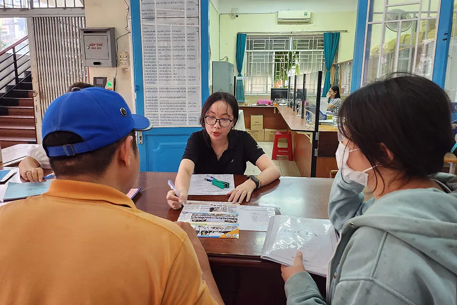 Nhân viên Trung tâm GDNN-GDTX quận Tân Bình tư vấn cho phụ huynh học sinh về chương trình học. Ảnh: NGUYỄN QUYÊN