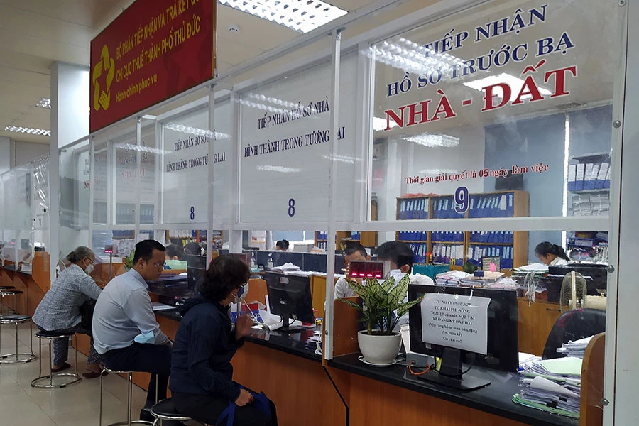 Người dân đến làm thủ tục nhà đất giảm mạnh nửa đầu năm 2023. Ảnh: Q.HUY Người dân đến làm thủ tục nhà đất giảm mạnh nửa đầu năm 2023. Ảnh: Q.HUY