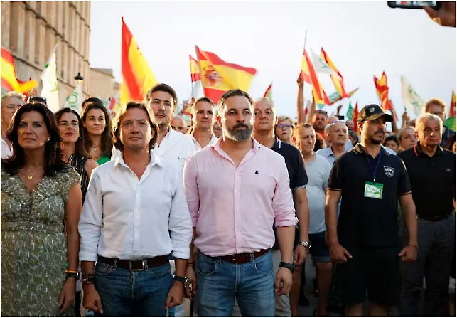 Lãnh đạo đảng cực hữu Vox - ông Santiago Abascal (giữa) vận động tranh cử ở đô thị Palma de Mallorca thuộc quần đảo Baleares (Tây Ban Nha) ngày 14-7. Ảnh: AFP/GETTY IMAGES