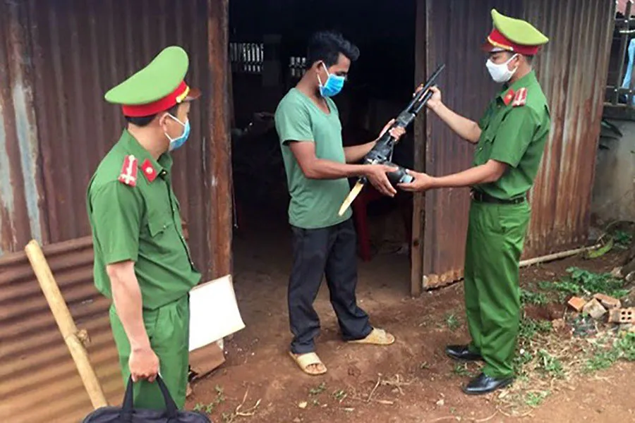 Công an tỉnh Đắk Nông thu hồi vũ khí từ người dân. Ảnh: MINH QUỲNH Công an tỉnh Đắk Nông thu hồi vũ khí từ người dân. Ảnh: MINH QUỲNH