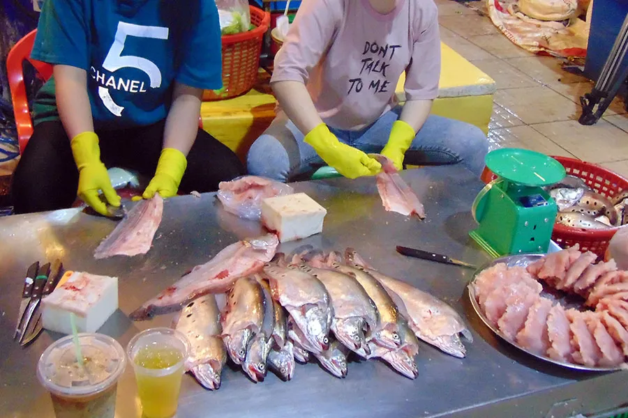 Cá kinh doanh trong chợ đầu mối Bình Điền, TP.HCM có chứng từ đầy đủ. Ảnh: TRẦN NGỌC