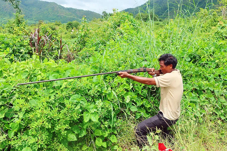 Công an dựng lại hiện trường ông Ksor Nô đi săn, bắn anh TAH tử vong. Ảnh: CA