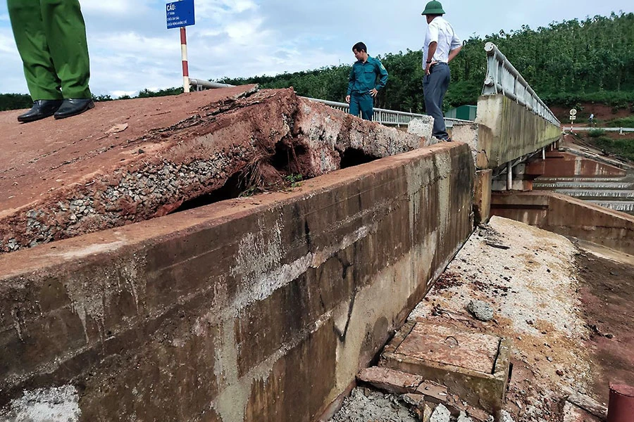 Đập hồ chứa nước Đắk N'Ting bị hư hỏng nặng. Ảnh: NN