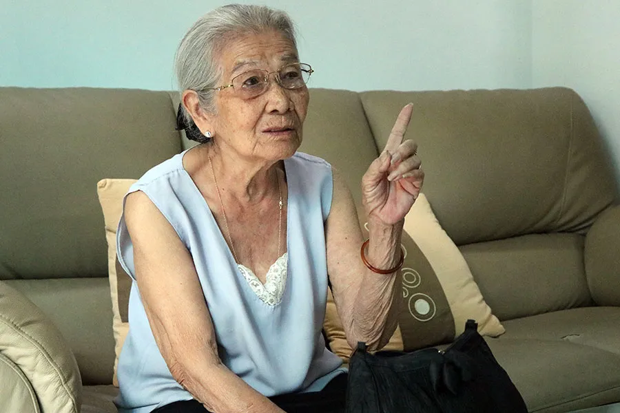 NSƯT Phi Điểu chia sẻ chuyện đời, chuyện nghề với PV báo Pháp Luật TP.HCM. Ảnh: VĂN HÀ