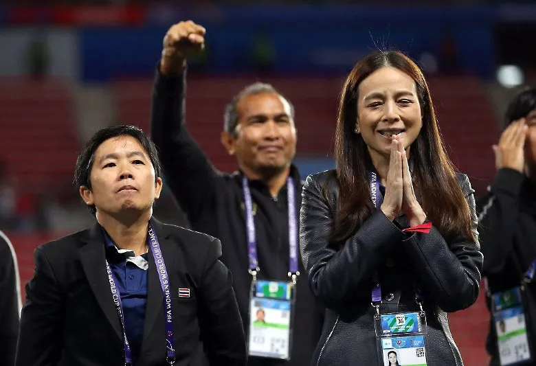 Madam Pang (phải) và nữ HLV Nuengrutai Srathongvian (trái), người mà bà Pang nói rằng đã hy sinh cả giới tính, hạnh phúc gia đình của mình cho bóng đá nữ Thái Lan. Ảnh: FAT