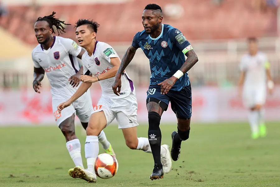 Cầu thủ B. Bình Dương và TP.HCM chạy đều trong trận cuối với “ngày hội trụ hạng”. Ảnh: ANH PHƯƠNG