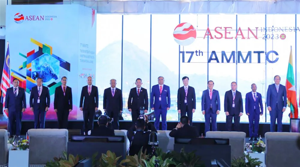 Thứ trưởng Nguyễn Duy Ngọc cùng đại diện các nước tham dự hội nghị tại lễ khai mạc AMMTC 17. Ảnh: Bộ Công an