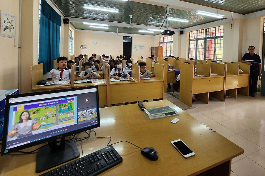 Lớp học số môn tiếng Anh tại Trường Tiểu học Trung Lập Thượng, huyện Củ Chi. Ảnh: NGUYỄN QUYÊN