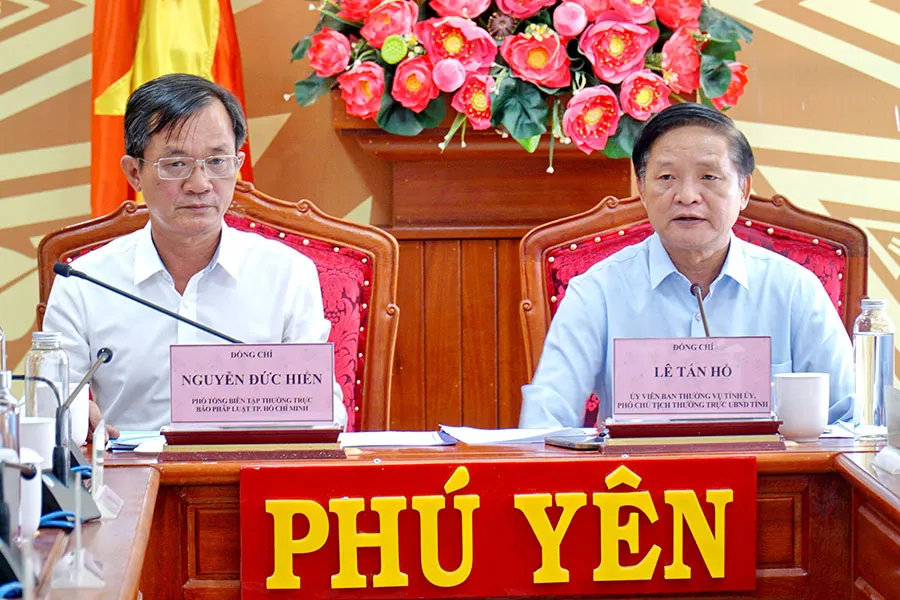 Ông Lê Tấn Hổ, Phó Chủ tịch thường trực UBND tỉnh Phú Yên (bên phải) và ông Nguyễn Đức Hiển, Phó Tổng Biên tập thường trực báo Pháp Luật TP.HCM, đồng chủ trì cuộc họp bàn về việc tổ chức Chương trình tại Phú Yên. Ảnh: H.HẢI Ông Lê Tấn Hổ, Phó Chủ tịch thường trực UBND tỉnh Phú Yên (bên phải) và ông Nguyễn Đức Hiển, Phó Tổng Biên tập thường trực báo Pháp Luật TP.HCM, đồng chủ trì cuộc họp bàn về việc tổ chức Chương trình tại Phú Yên. Ảnh: H.HẢI