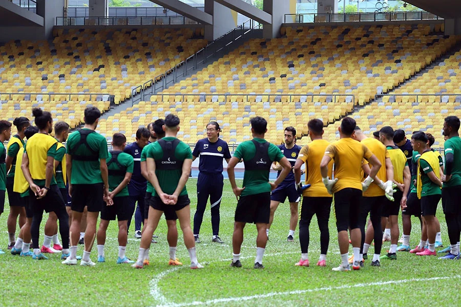 HLV Kim Pan-gon muốn học trò rèn luyện bản lĩnh khi đá ở sân khách. Ảnh: GETTY