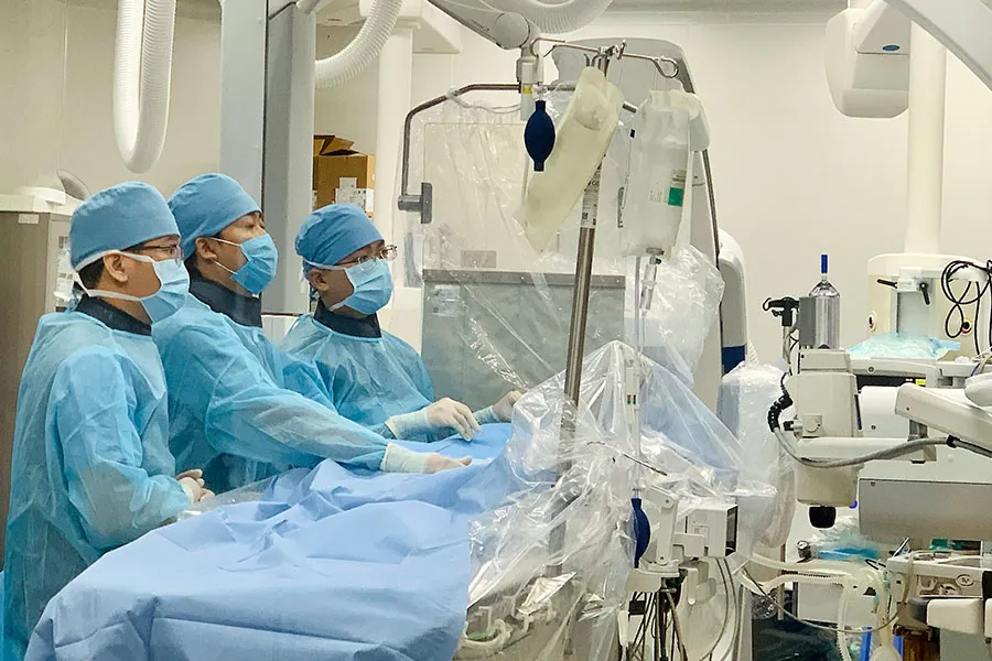 BS Lê Nguyễn Phú Quý cùng êkíp thực hiện can thiệp tim cho bệnh nhi Hoàng Lê Nhật Vy. Ảnh: THẢO PHƯƠNG