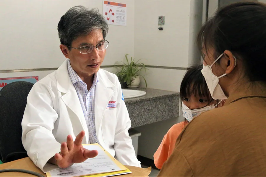 BS Đỗ Nguyên Tín đang tư vấn khám tầm soát tim miễn phí cho trẻ. Ảnh: THẢO PHƯƠNG