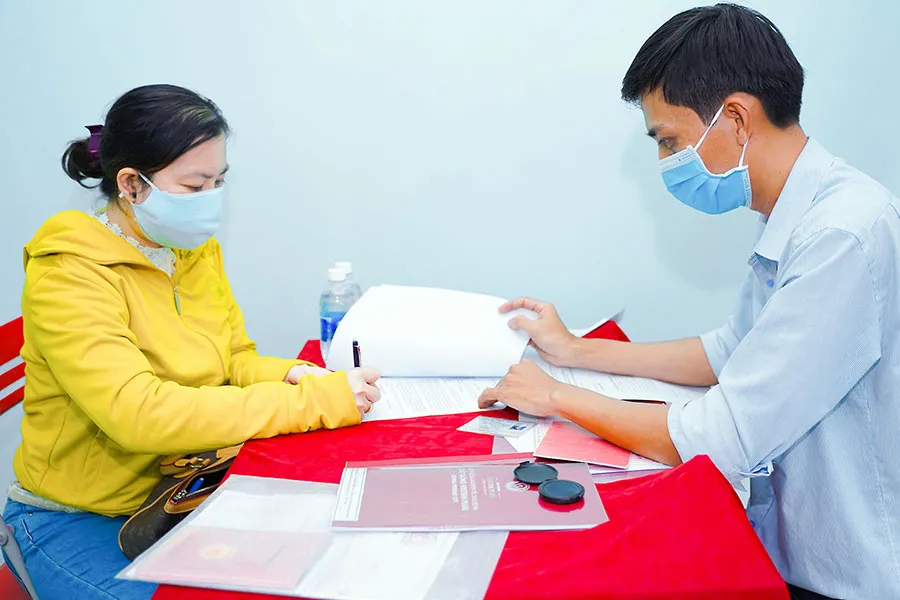 Người mua nhà được hướng dẫn chi tiết về hợp đồng mua bán khi tìm hiểu dự ánhình thành trong tương lai. Ảnh: Q.HUY Người mua nhà được hướng dẫn chi tiết về hợp đồng mua bán khi tìm hiểu dự ánhình thành trong tương lai. Ảnh: Q.HUY