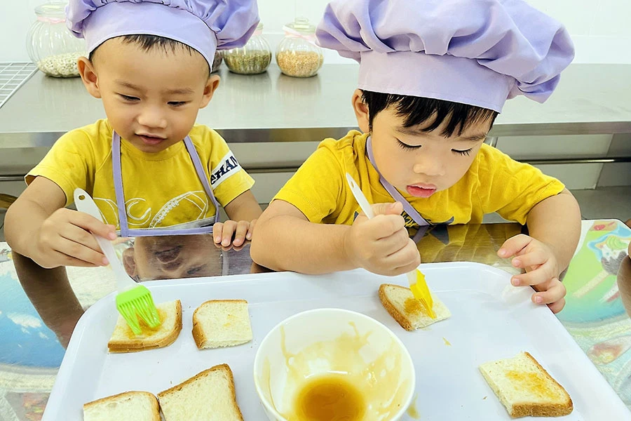 Các bé khối mẫu giáo ba tuổi Trường Mầm non Hoa Mai (quận 3) trong phòng học Bé tập làm nội trợ. Ảnh: NT