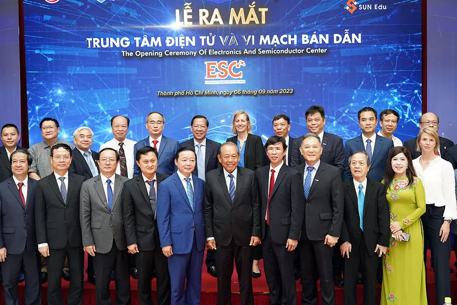 Các đại biểu tại buổi lễ ra mắt Trung tâm điện tử, vi mạch bán dẫn tại Khu công nghệ cao TP.HCM. Ảnh: M.HOÀNG