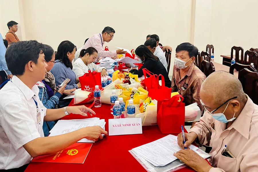 Người dân huyện Bình Chánh, TP.HCM đang làm thủ tục nhận tiền bồi thường đất trong dự án đường vành đai 3. Ảnh: TRƯỜNG GIANG p2_17-9_PL-voi-chinh-sach_h2_binh-ngo.jpg