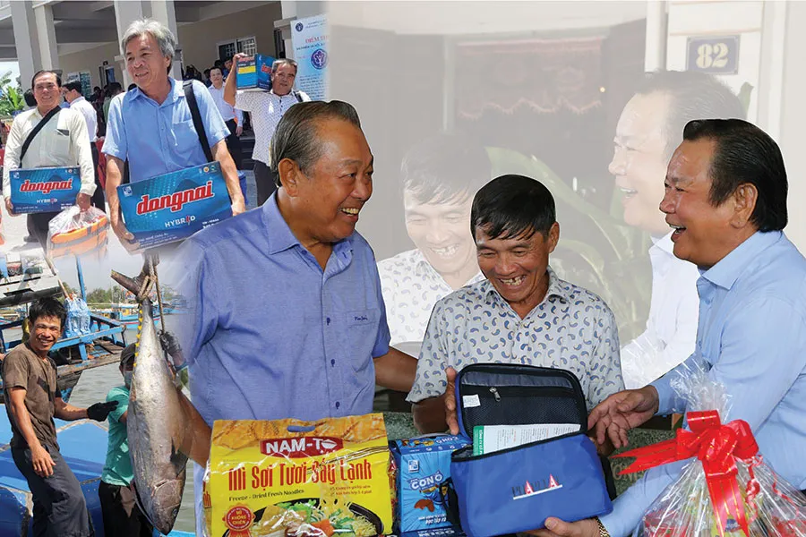“Cùng ngư dân thắp sáng đèn trên biển” đã tạo ra các không gian tương tác pháp lý nhằm tăng cường nhận thức, hiểu biết pháp luật cho bà con ngư dân khi tham gia đánh bắt trên biển. Đồ họa: MỸ DUYÊN P20-bai-cung-ngu-dan-thap-sang-den-tren-bien.jpg