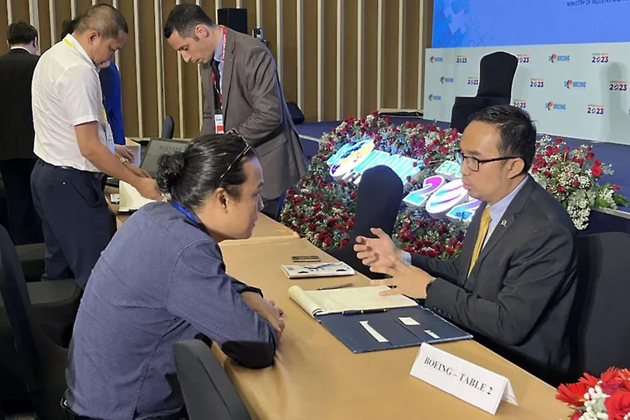 P11_doanh-nghie-trao-doi-boeing.jpg