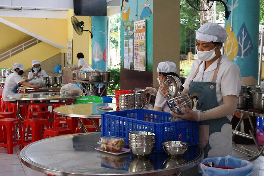 Trong 26 khoản thu được quy định tại Nghị quyết 04 có tiền tổ chức phục vụ, quản lý và vệ sinh bán trú. Trong ảnh: Nhân viên Trường Tiểu học Nguyễn Bỉnh Khiêm, quận 1 đang phục vụ bữa ăn bán trú cho học sinh. Ảnh: NGUYỄN QUYÊN P13_IMG_20230918_172649.jpg