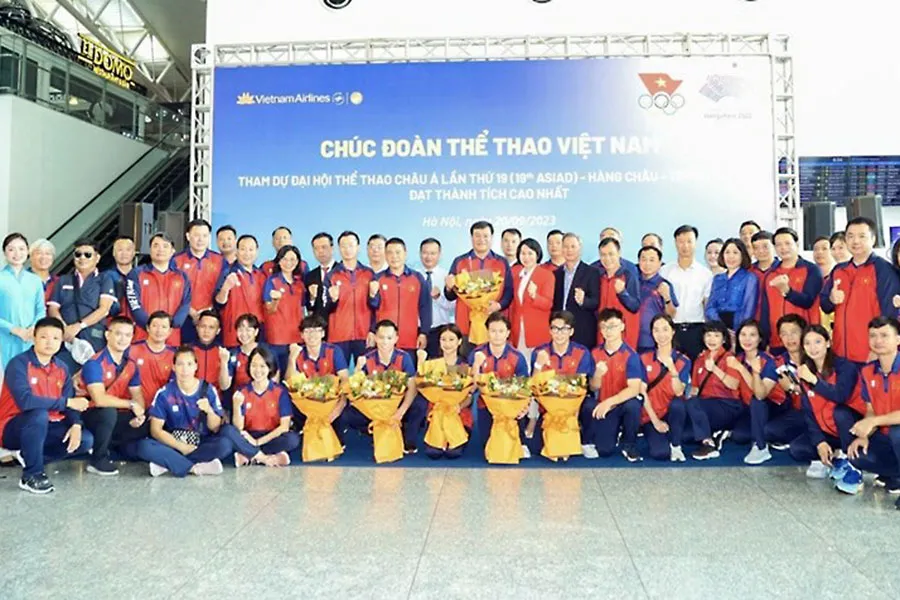 Đoàn thể thao Việt Nam trước lúc lên đường dự ASIAD 19. Ảnh: CTV 15_TTVN-lenduong.jpg