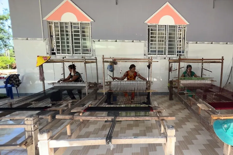 Các học viên ngồi học dệt tại cơ sở của chị Nèang Chang Ty. Ảnh: QUỐC HƯƠNG P13_niu-giu-cac-lang-nghe-bai-3-1.jpg