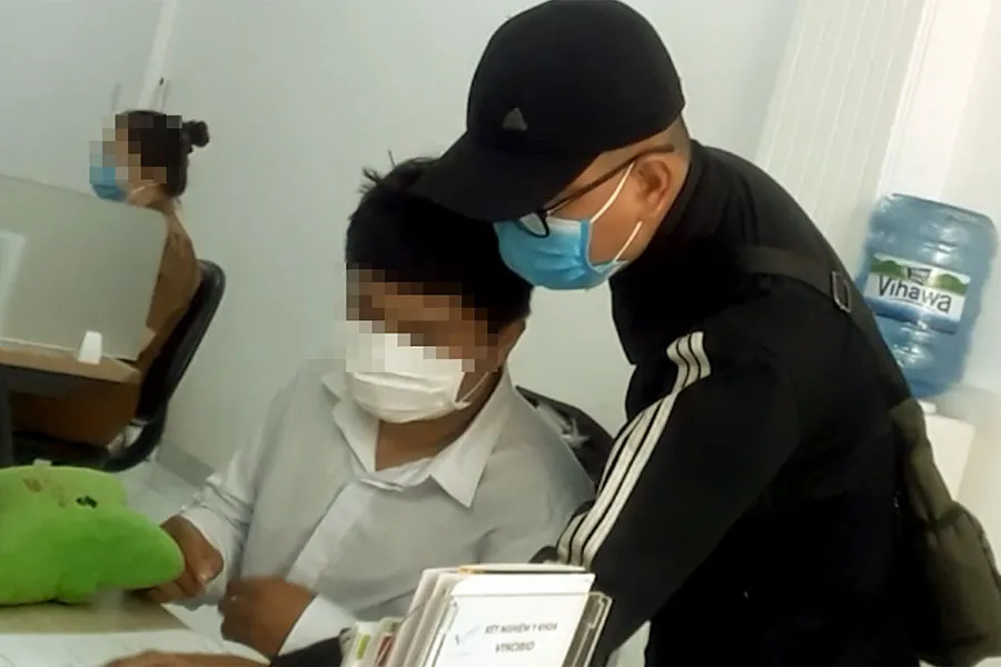 “Cò” Hải hướng dẫn người mua thận các thủ tục xét nghiệm chuyên sâu để tìm người mua thận phù hợp. Ảnh: TRẦN NGỌC P5_chinh_muabanthan_nhompv.jpg
