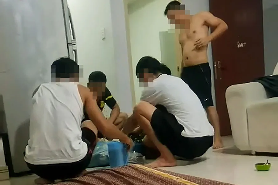 Nhóm “cò” “nuôi” PV và những người chờ bán thận trong căn hộ ở huyện Bình Chánh. Ảnh: MINH HẬU P5_PHU_muabanthan_nhompv.jpg