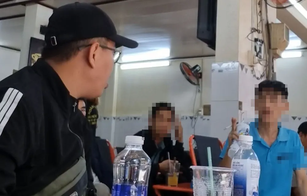 “Cò” Hải đưa chúng tôi đi gặp người cần bán thận để quan sát, giúp chúng tôi tham gia vào đường dây. Ảnh: TỰ SANG P5_chinh_nhompv.jpg