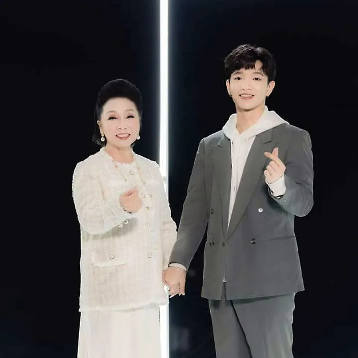 NSND Bạch Tuyết và ca sĩ Hoàng Dũng đã có màn kết hợp gây sốt trong MV Về nghe mẹ ru hồi năm 2022. Ảnh: NSCC P13_anh-1.jpg
