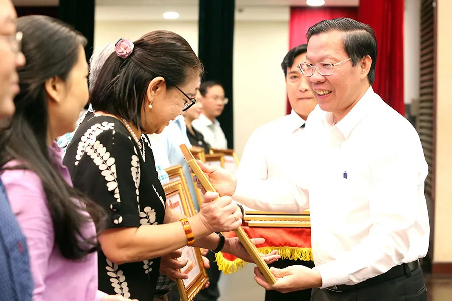 Chủ tịch UBND TP.HCM Phan Văn Mãi tặng bằng khen cho các cá nhân và tập thể xuất sắc trong công tác triển khai thực hiện Nghị quyết 131/2020. Ảnh: HÀ THƯ P3_hoi-nghi-131-tp.hcm.jpg