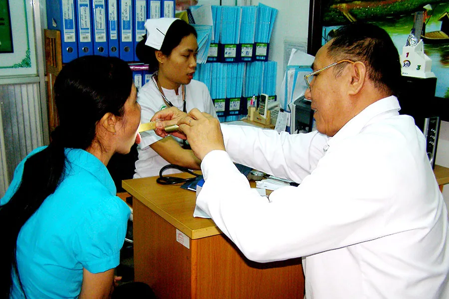 Tiền lương và thu nhập của nhân viên y tế cần được tính toán lại cho phù hợp. Ảnh: TRẦN NGỌC P13_yte.jpg