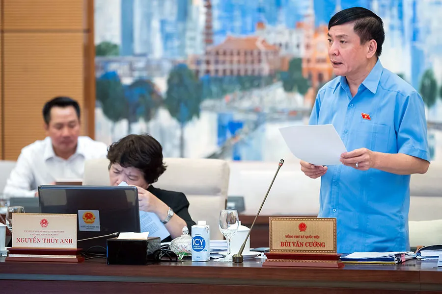 Ngày 17-10, Tổng Thư ký Quốc hội, Chủ nhiệm Văn phòng Quốc hội Bùi Văn Cường báo cáo về việc chuẩn bị kỳ họp thứ sáu Quốc hội khóa XV. Ảnh: THẮNG PHẠM P4_mau-buivancuong.jpg