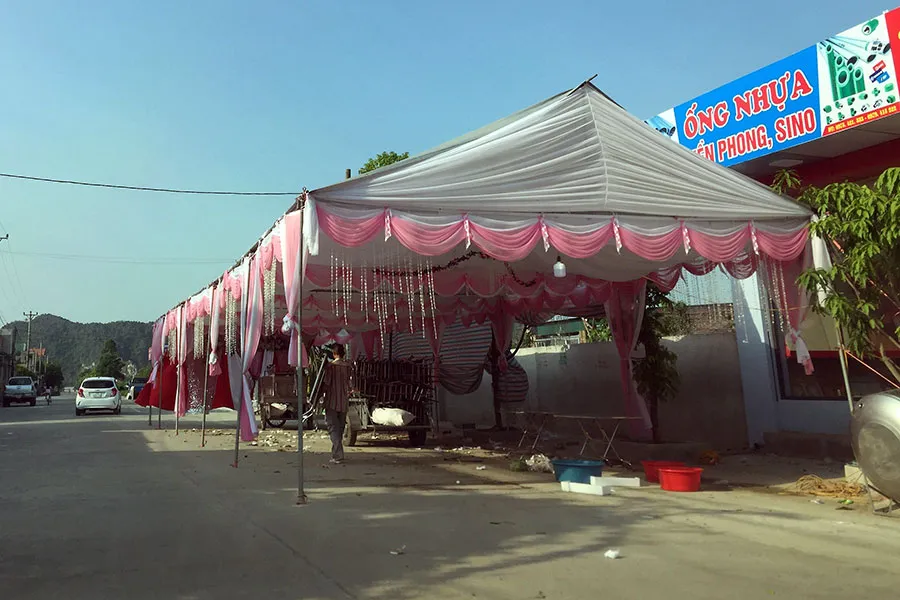 Việc dựng rạp giữa đường để tổ chức tiệc sẽ tiềm ẩn tai nạn giao thông. Ảnh: TTX P10_anh-chinh.jpg