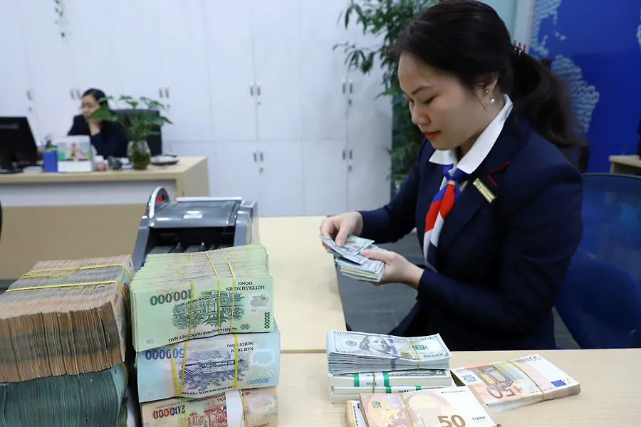 Ngân hàng Nhà nước liên tục phát hành tín phiếu nhằm trung hòa lượng tiền tệ, giảm tác động tiêu cực lên tỉ giá. Ảnh: TL P11_ti-gia-ngan-hang.jpg