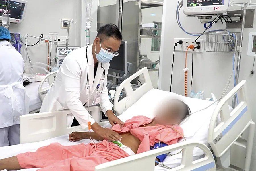 Bệnh nhân nghi ngộ độc sau khi uống sữa bột được điều trị tại BV Chợ Rẫy. Ảnh: BVCC P13_ngo-doc.jpg