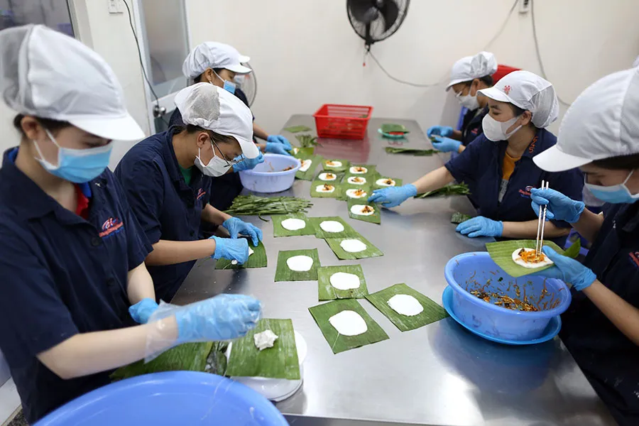 Bên cạnh việc chăm sóc thị trường nội địa, nhiều công ty đang nỗ lực tìm khách hàng nước ngoài, đẩy mạnh xuất khẩu. Ảnh: THU HÀ P11_DN-banh-truyen-thong-xuat-khau.jpg