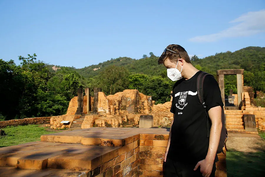 Du khách nước ngoài tham quan di sản văn hóa thế giới Mỹ Sơn. Ảnh: TN