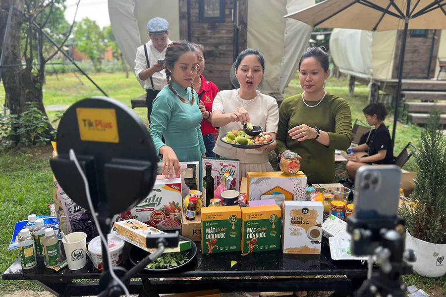Khách lẻ chủ yếu mua hàng trên mạng nên càng không đến chợ, vì vậy nhiều nhà kinh doanh chuyển sang bán hàng online. Ảnh: TÚ UYÊN P11_cho-mang-1.jpg