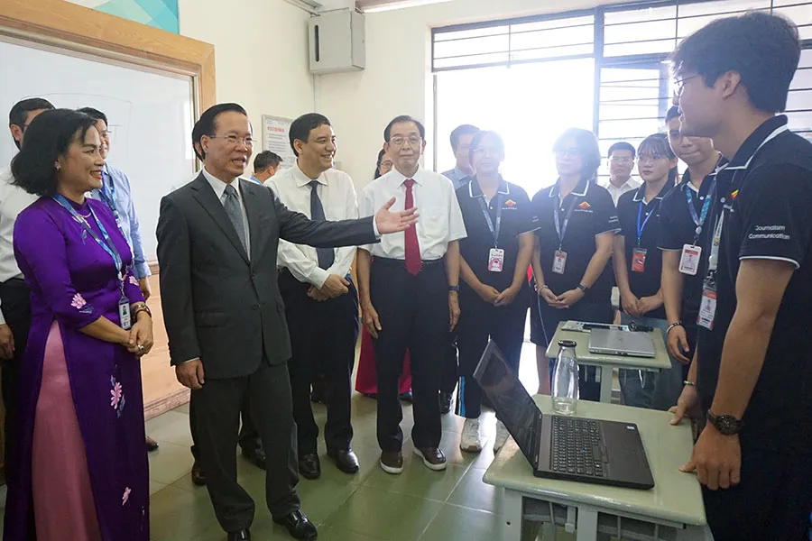 Chủ tịch nước Võ Văn Thưởng giao lưu với sinh viên khoa Báo chí - Truyền thông Trường ĐH KHXH&NV. Chủ tịch nước Võ Văn Thưởng