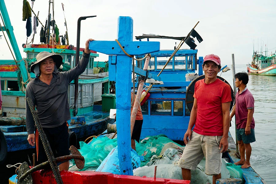 Ngư dân tỉnh Bình Thuận phấn khởi chuẩn bị cho chuyến ra khơi mới nhiều hy vọng bội thu. Ảnh: BẢO PHƯƠNG P23_Chinh-1.jpg