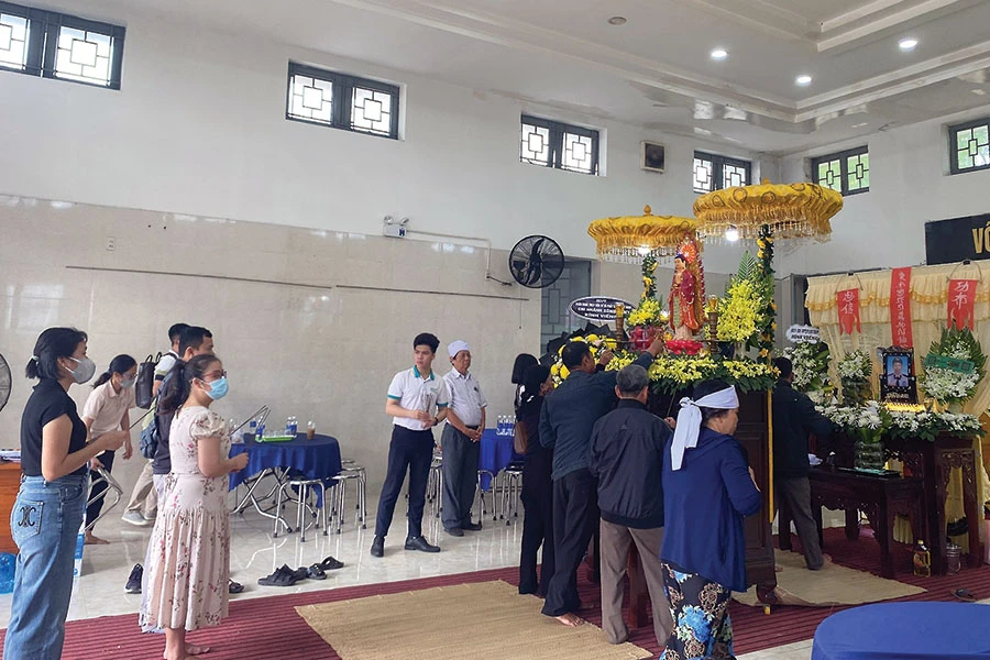 Người dân, đồng nghiệp cùng các cơ quan, ban ngành đến thắp hương tiễn đưa ông Thành về nơi an nghỉ cuối cùng. Ảnh: MINH TRƯỜNG gia đình mong muốn công nhận liệt sĩ cho bảo vệ ngân hàng ị cướp đâm chết