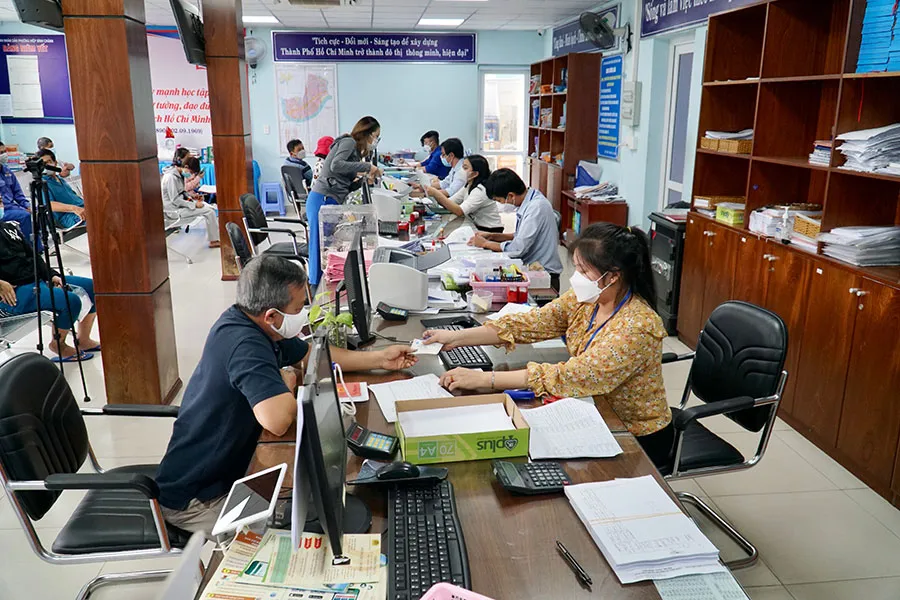 Người dân đến làm thủ tục hành chính tại phường Hiệp Bình Chánh, TPThủ Đức (TP.HCM). Ảnh: BẢO PHƯƠNG P4-bai-1h-viethoa.jpg