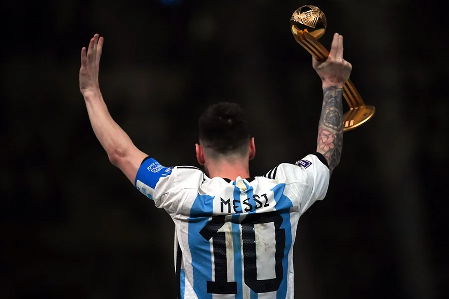 Messi lần thứ ba nhận giải Cầu thủ xuất sắc nhất năm của FIFA. Ảnh: GETTY 15_Messi_tranhcai.jpg
